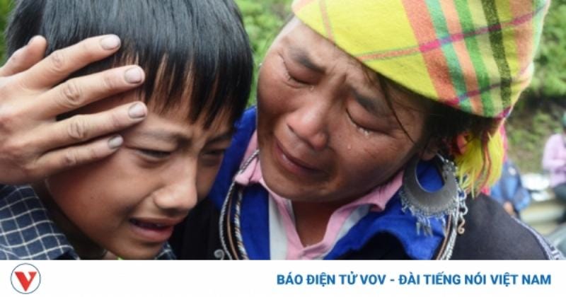 Hậu quả lở núi kinh hoàng ở thôn Sùng Hoàng là gì: Khung cảnh tan hoang sau trận lở núi tàn khốc, thiệt hại về người và của khó lường.